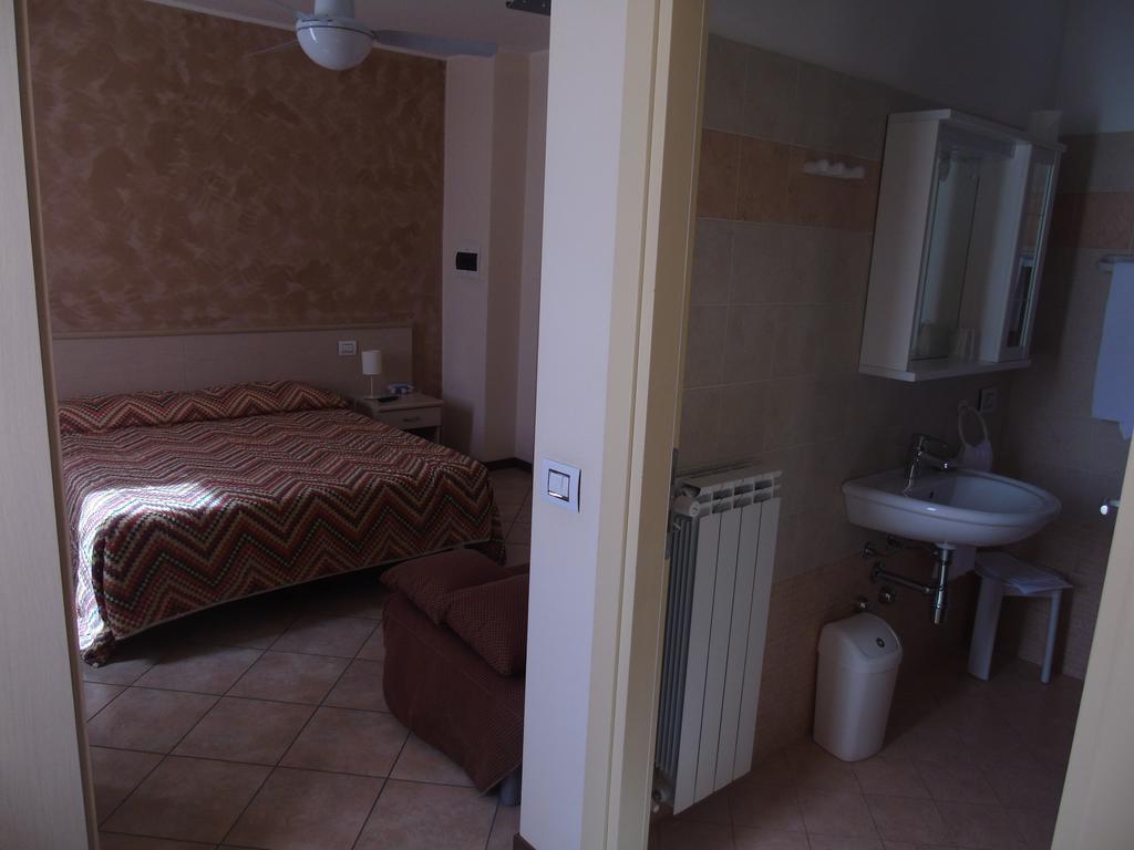 Albergo Grifone 1891 Peschiera del Garda Zimmer foto