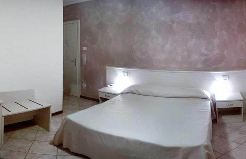 Albergo Grifone 1891 Peschiera del Garda Zimmer foto